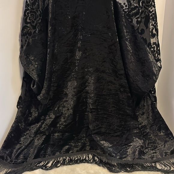 DAVID&YOUNG BLACK CRUSHED VELVET WRAP WITH ROSE&MESH DESIGN ON FRONT WTH FRINGE - Picture 6 of 9